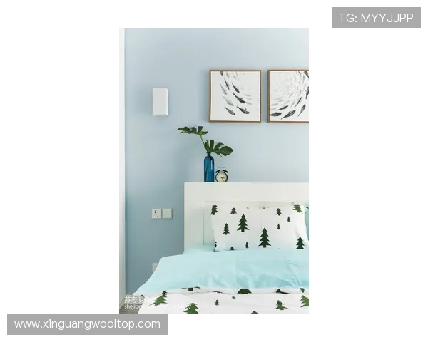 卧室墙面装饰足球明星挂画让你的空间充满运动气息与激情活力